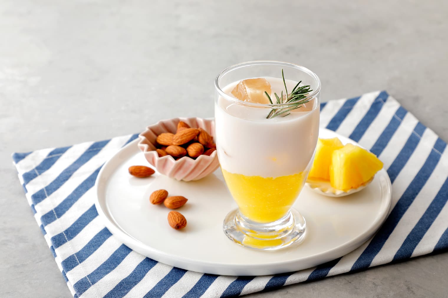 パイナップルとローズマリーのアーモンドミルク